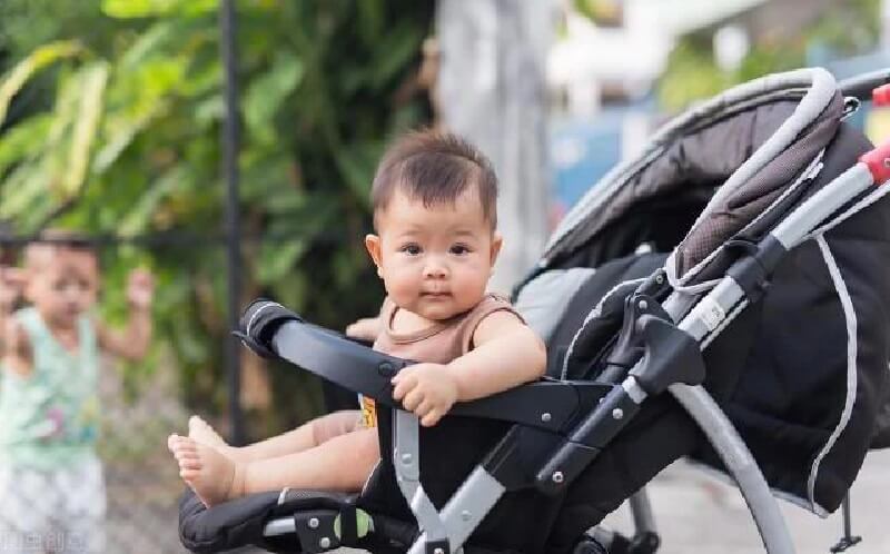 thuê xe đẩy em bé Đà Nẵng